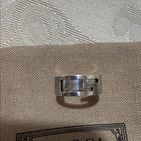 Gucci stunning luxury silver ring. dust pouch, Box and ribbon included - Picture 5 of 8